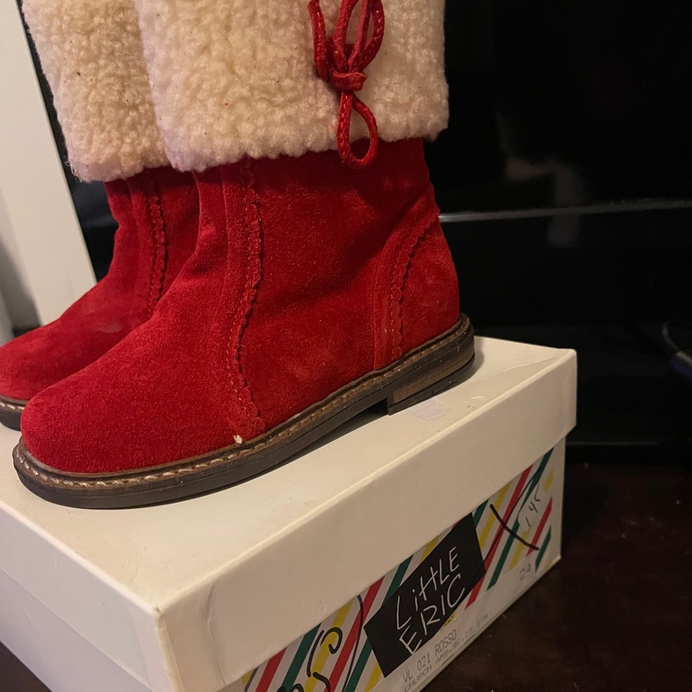 Red boot - Picture 3 of 7